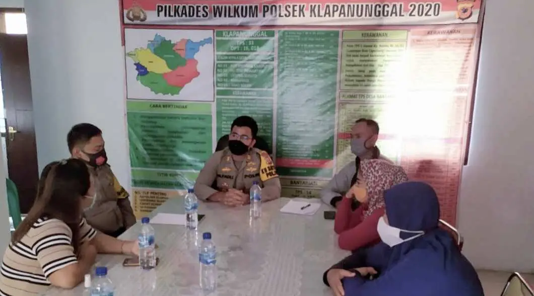 Kapolsek Klapanunggal Rela Rogoh Kocek Bayar Utang Piutang Warga