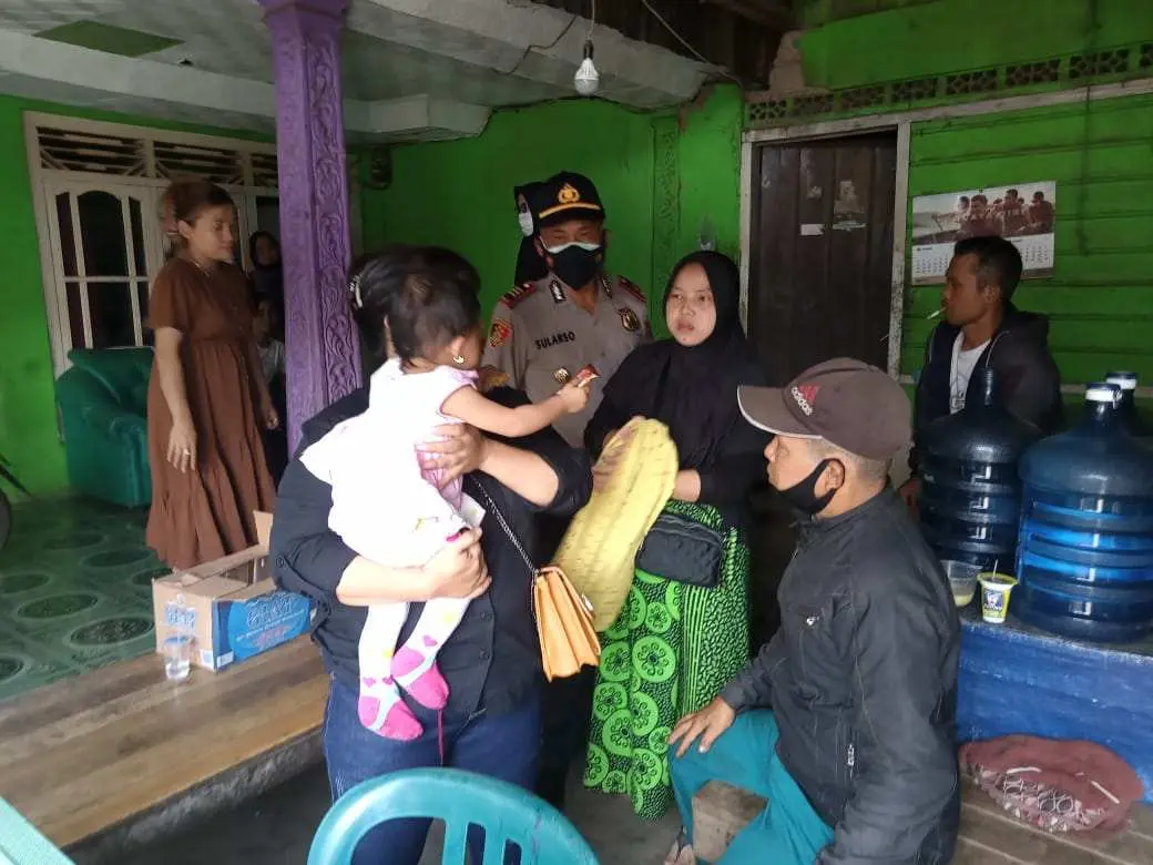 Diduga Depresi Seorang Perempuan Tinggalkan Bayinya di Sebuah Warung