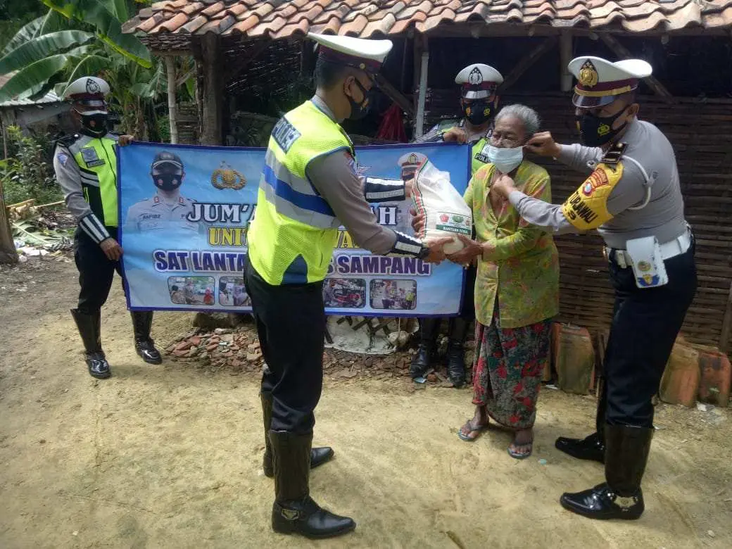 Jumat Berkah, Sat Lantas Polres Sampang Berbagi Sembako dan Masker kepada Warga Tidak Mampu