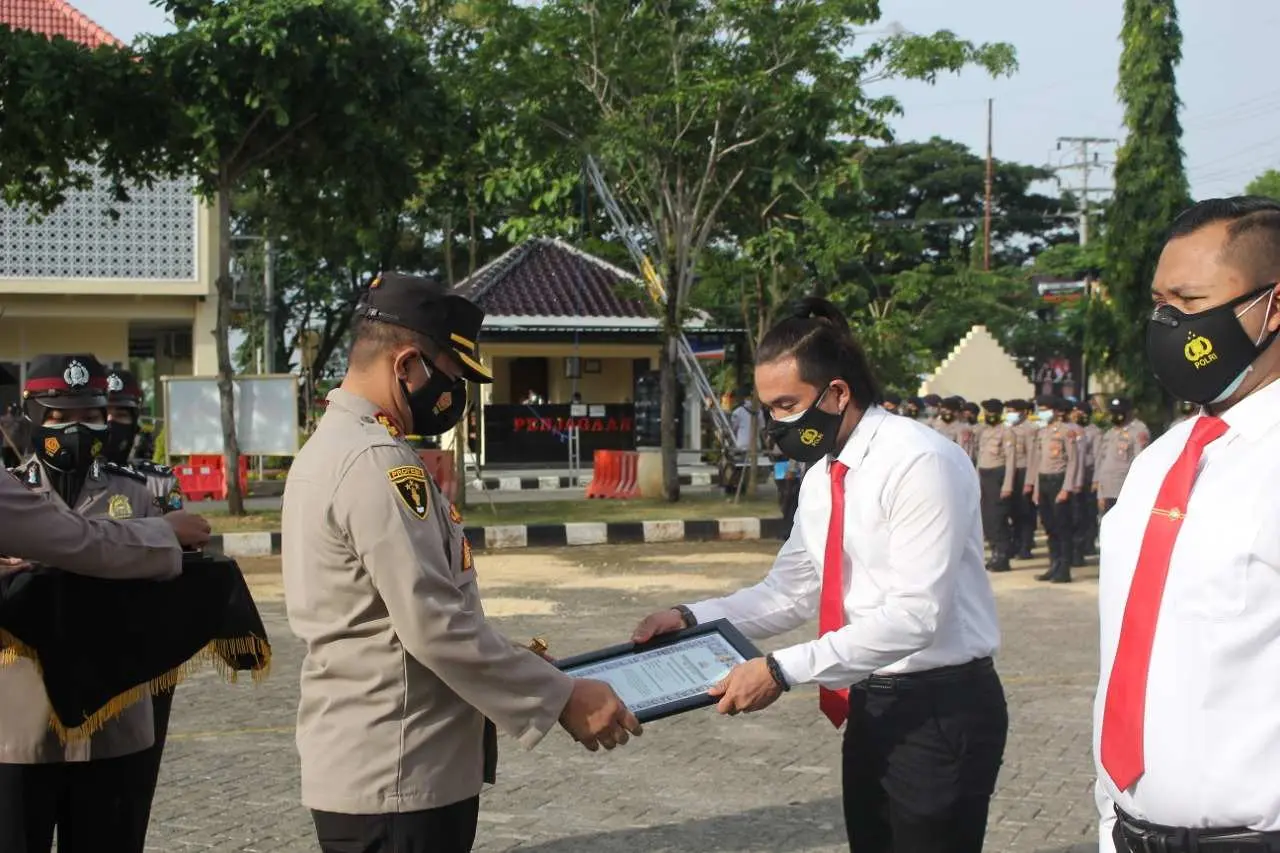 Kapolres Sampang Beri Reward kepada 40 Personil Berprestasi