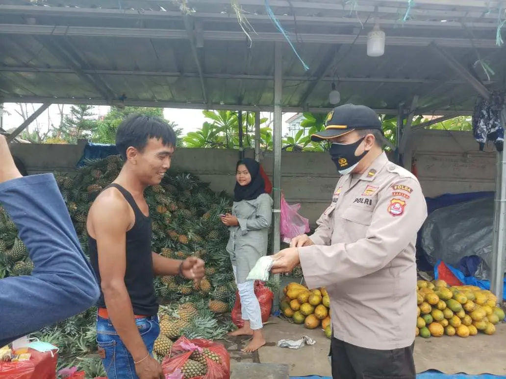 Polda Banten Kembali Bagikan Ratusan Masker di Pasar Rau