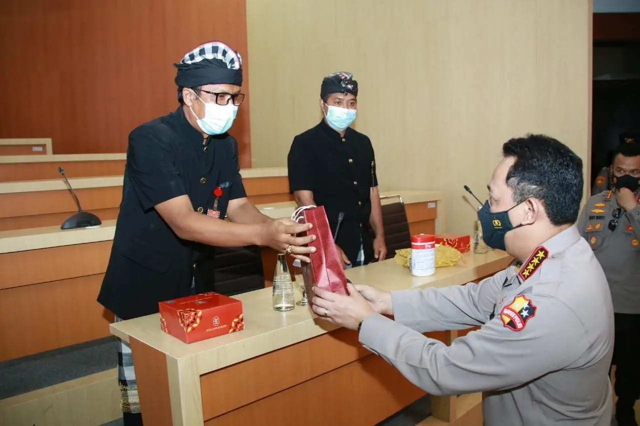 Kapolri Beri Penghargaan Pecalang Bali Yang Berprestasi