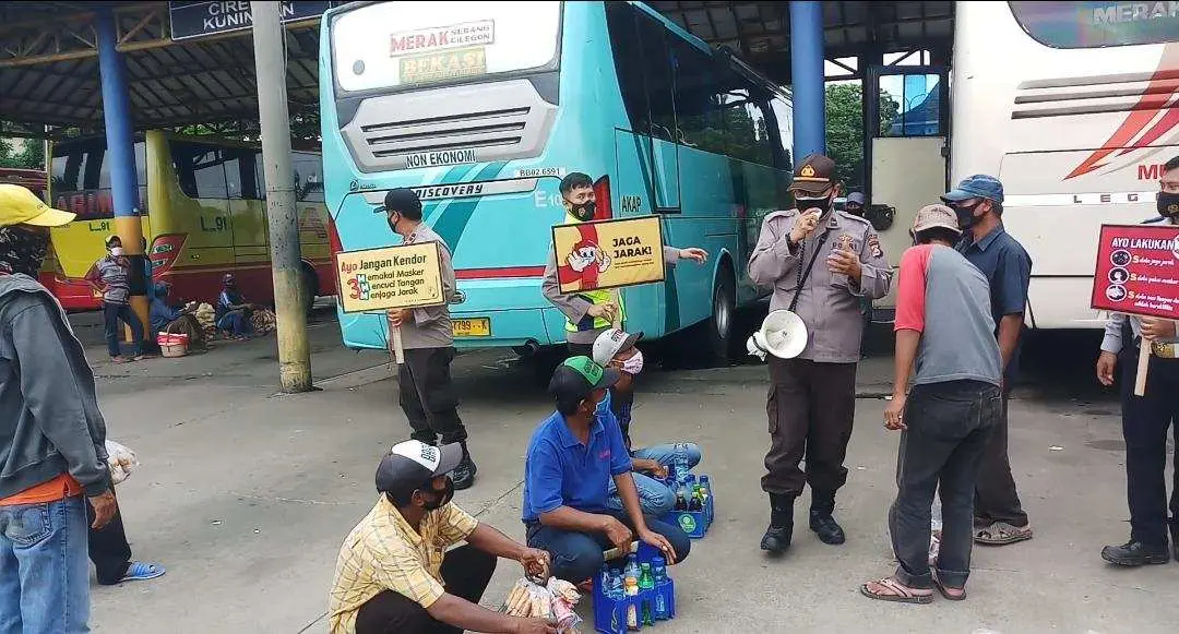 Cegah Penyebaran Covid-19, Polda Banten Gencar Bagikan Masker