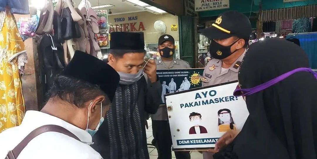 Cegah Penyebaran Covid-19, Polda Banten Bagikan Ratusan Masker di Pasar Rau