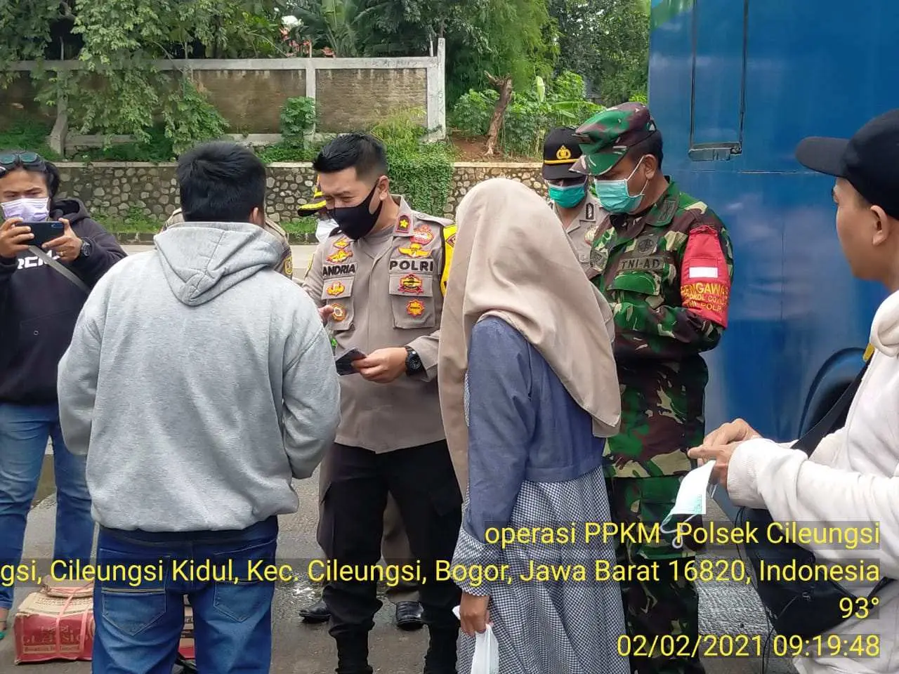 Gelar Operasi Yustisi Penegakan Prokes, Polsek Cileungsi dan Tim Gabungan Bagi-bagi Masker