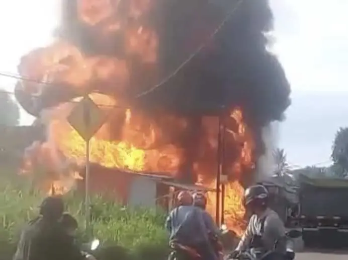 Diamuk Si Jago Merah 4 Sepeda Motor dan Sebuah Pom Mini di Tajurhalang Hangus Terbakar