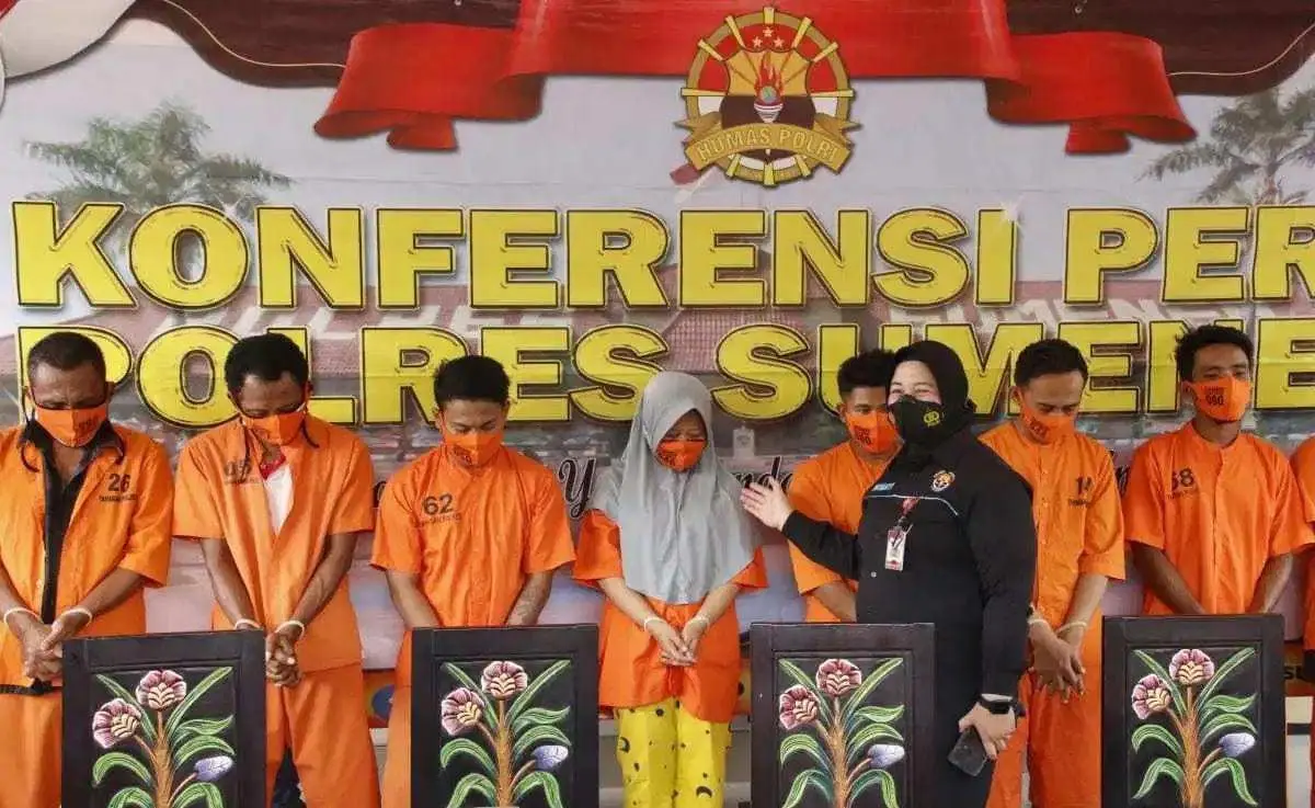 Bermodalkan HP Android, Janda Muda di Sumenep Jadi Mucikari ABG untuk Bisnis Esek – esek Online