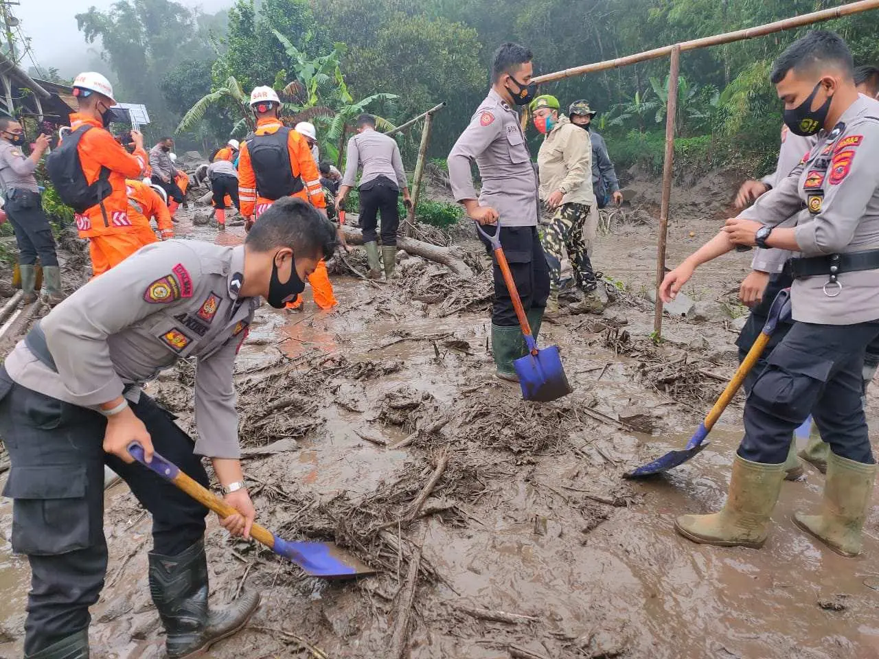 100 Personil Terlatih Polres Bogor Diterjunkan Tanggulangi Bencana Banjir Gunung Mas