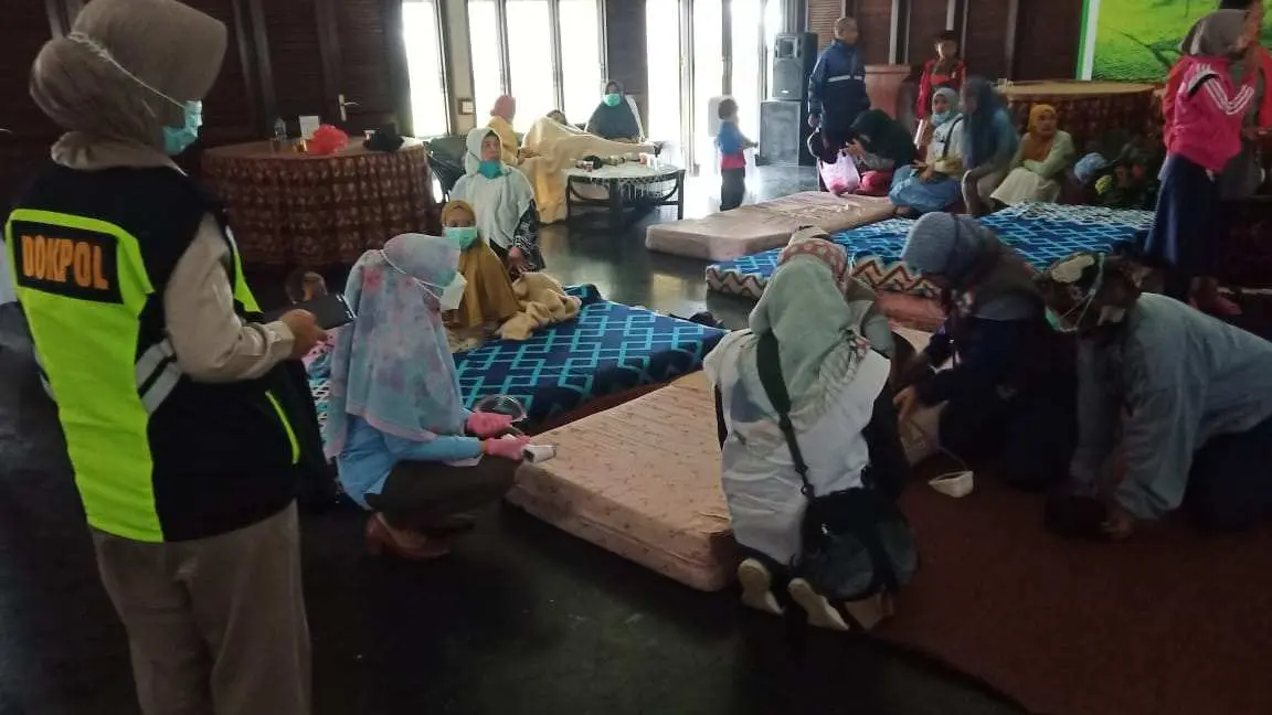 Polres Bogor Terjunkan Tim Kesehatan Bantu Korban Banjir Bandang di Posko Pengungsian