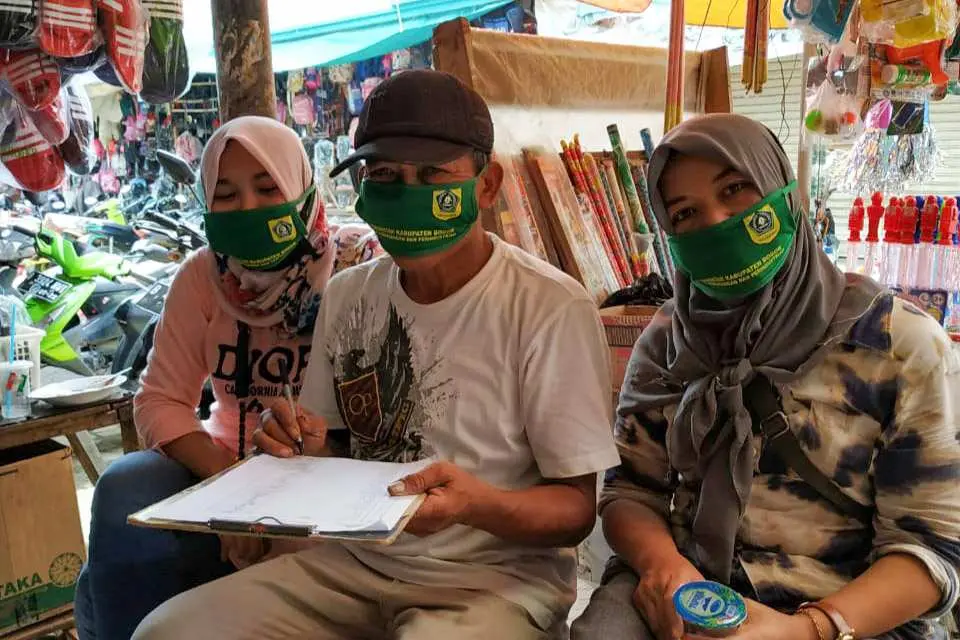 Pedagang Pasar Terima Masker dan Sarung Tangan Gratis Bantuan dari Disperdagin Kabupaten Bogor