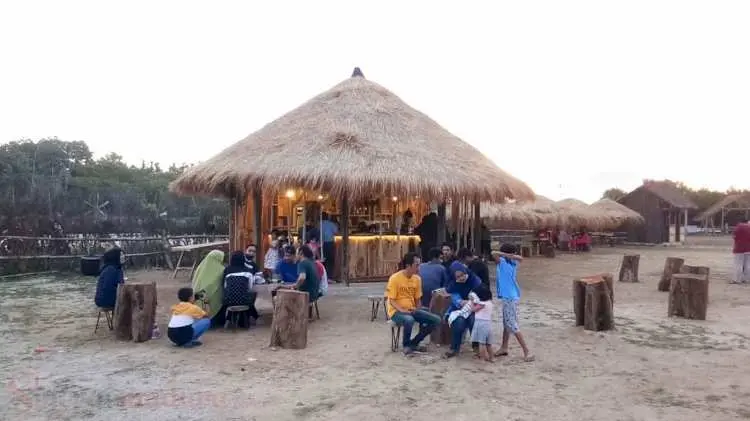 Pengelola Wisata Pantai e-Kasoghi Sumenep Peduli Guru Ngaji