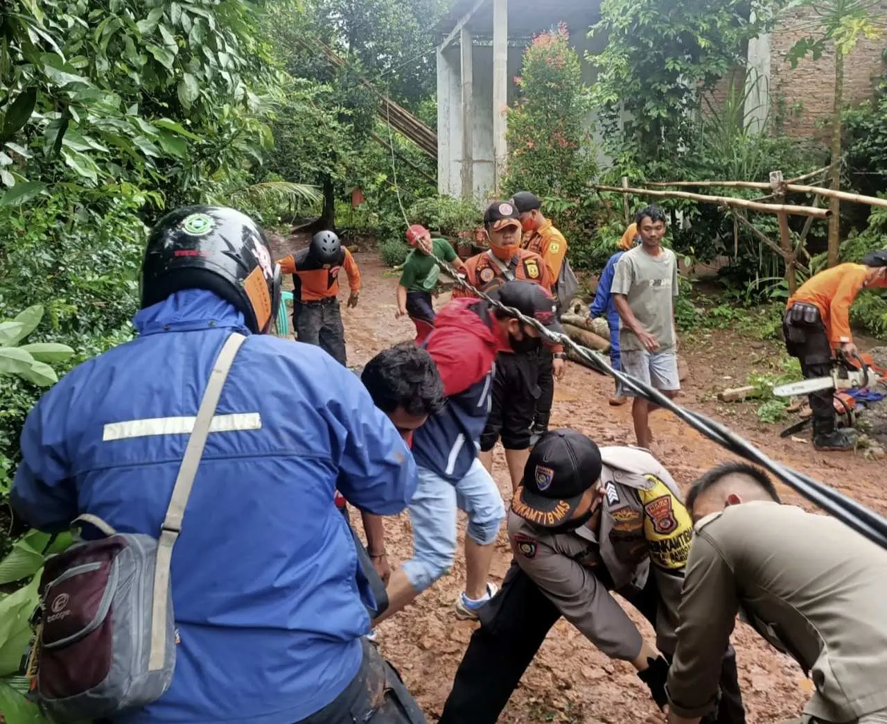 Polsek Cileungsi Bantu Tangani Pohon Tumbang Timpa Rumah Warga