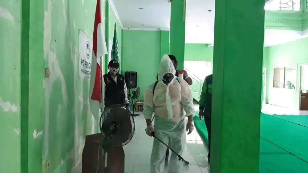 Cegah Penyebaran Covid-19, Gedung PC NU Kabupaten Bogor Disemprot Disinfektan