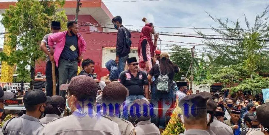Aksi Demo Tuntut Kebijakan, Ratusan Pelaku Seni Bergoyang di Depan Kantor Bupati Sumenep