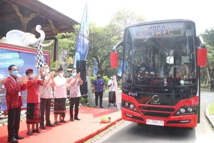 Gubernur Bali Wayan Koster Luncurkan Uji Coba Angkutan Shuttle Bus Listrik