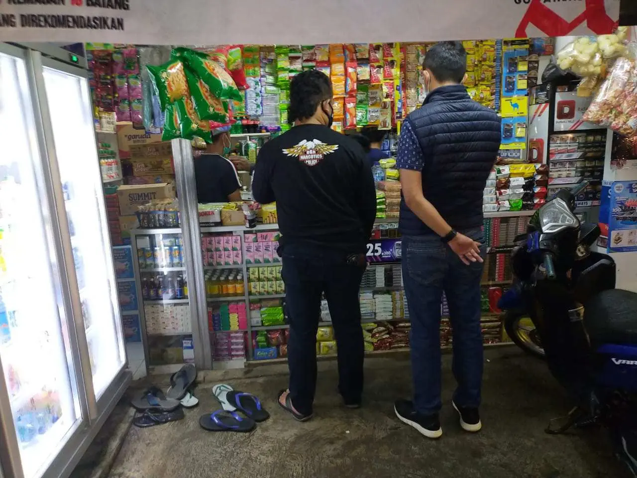 Sat Narkoba Polres Bogor Sita Ribuan Botol Miras Berbagai Merek di Kawasan Puncak