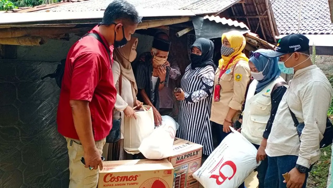 Dinsos Kabupaten Bogor Salurkan 30 Set Sarana Kamar dan 100 Alat Bantu Bagi Lansia