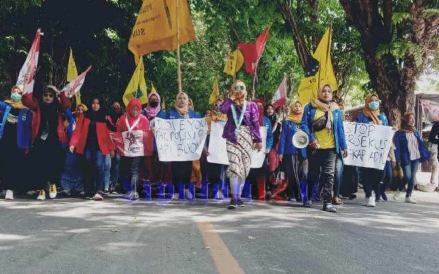 Tuntut Keadilan, Ratusan Mahasiswi Gelar Aksi Demo di Depan Mapolres Sumenep