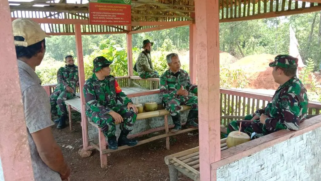 Terjun ke Lokasi TMMD 109, Tim Wasev Sempatkan Bercengkrama Sambil Nikmati Air Kelapa Muda