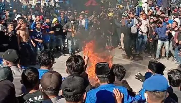 Tolak UU Omnibus Law, Aksi Ratusan Mahasiswa Kepung DPRD Sumenep Sempat Ricuh