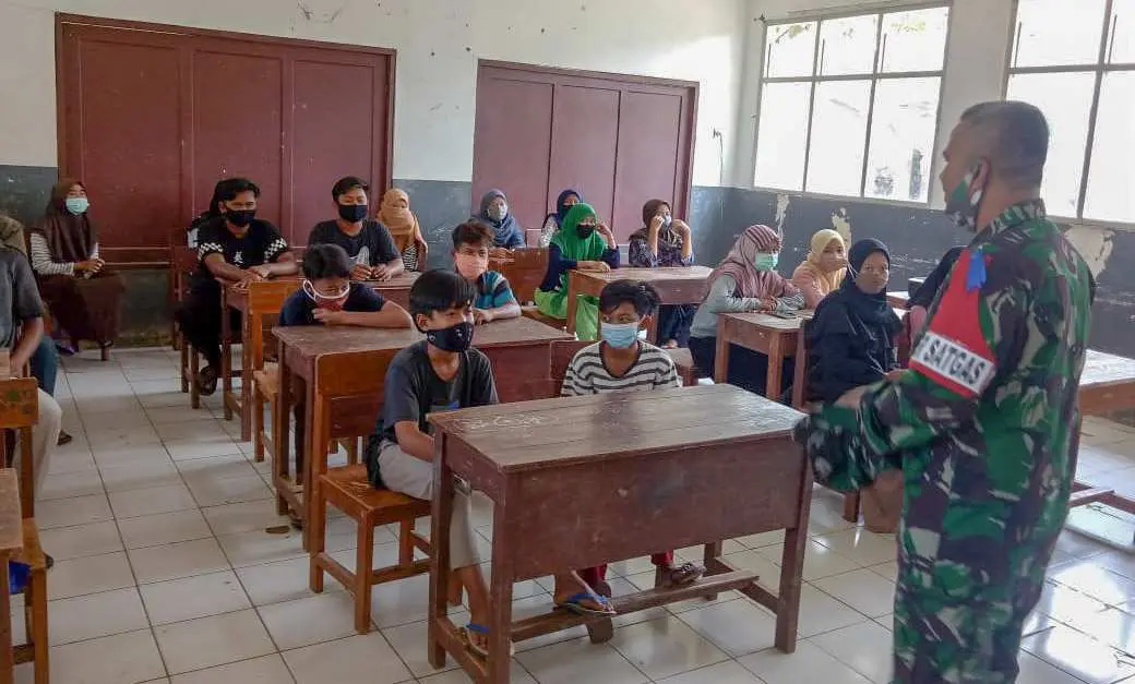 Puluhan Siswa Sekolah di Lokasi TMMD ke-109 Menerima Pembekalan PPBN dan PBB