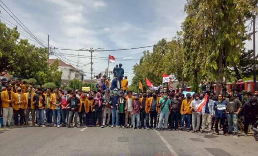 Tolak UU Cipta kerja, Ribuan Mahasiswa Gelar Aksi di Depan Gedung DPRD Sumenep