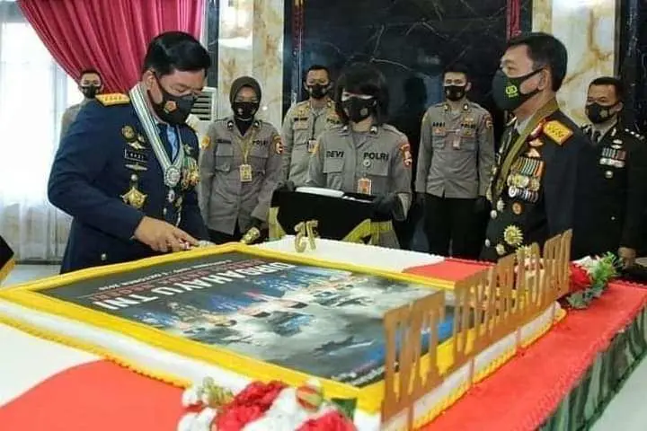 Panglima TNI Terima Kejutan dari Kapolri di HUT ke-75 TNI