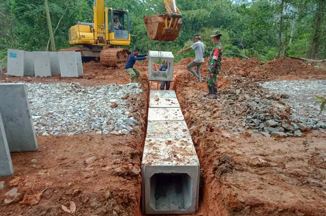 Pembangunan Akses Jalan Semakin Dikebut, Dansatgas TMMD: Hujan dan Panas Adalah Kawan Tetap Semangat!