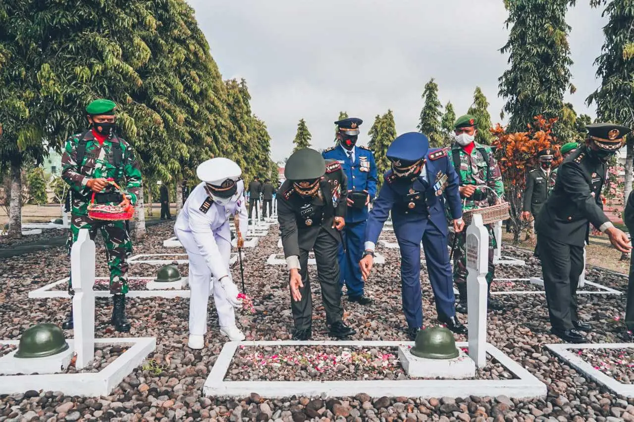 Jelang HUT ke-75 TNI, Danlanud JB Soedirman Ziarah dan Tabur Bunga di TMP Tanjung Nirwana