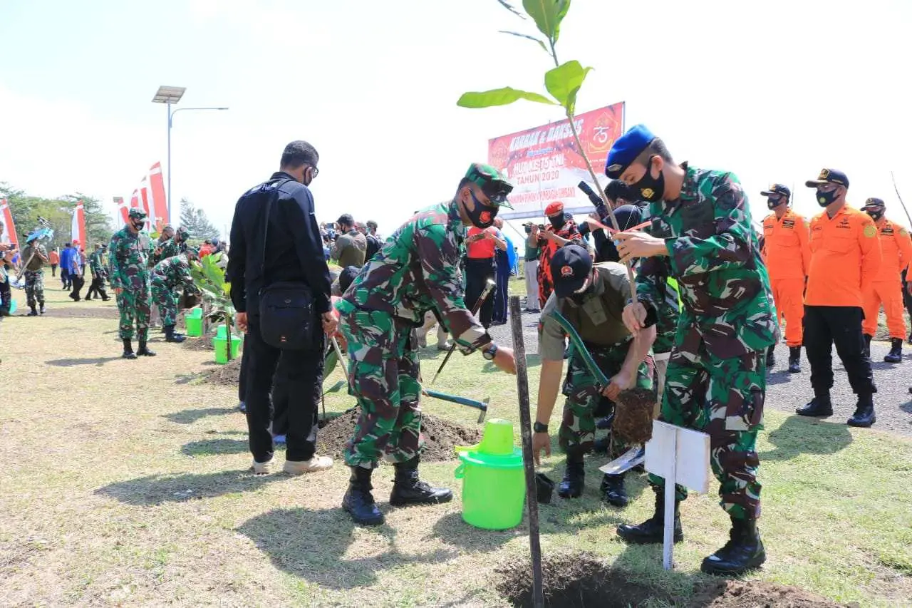 HUT ke-75 TNI, Danlanud JB Soedirman Hadiri Kegiatan Penanaman Ribuan Pohon