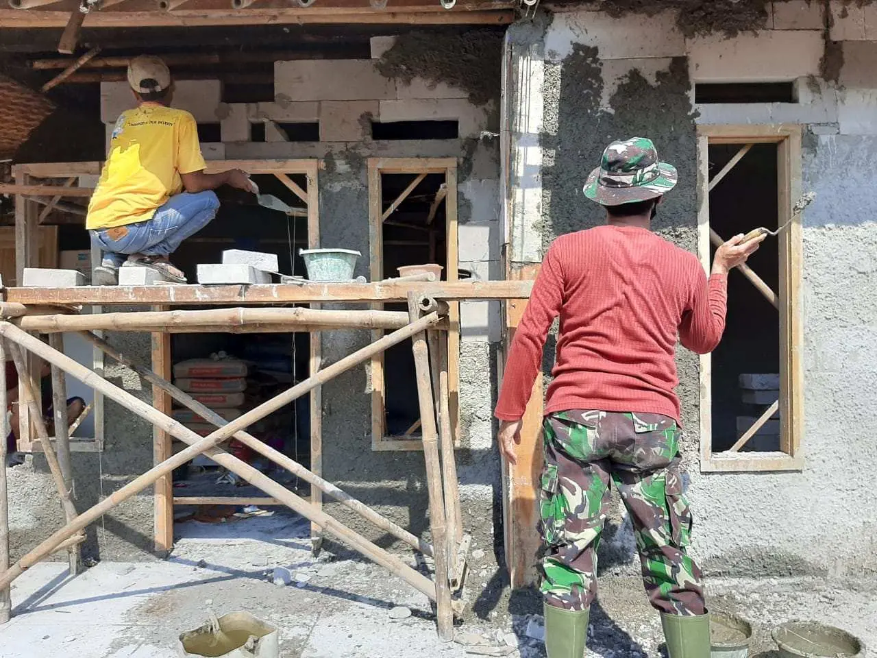 Satgas TMMD 109 bersama Warga Kebut Perehaban Mushola Baitul Mu’min