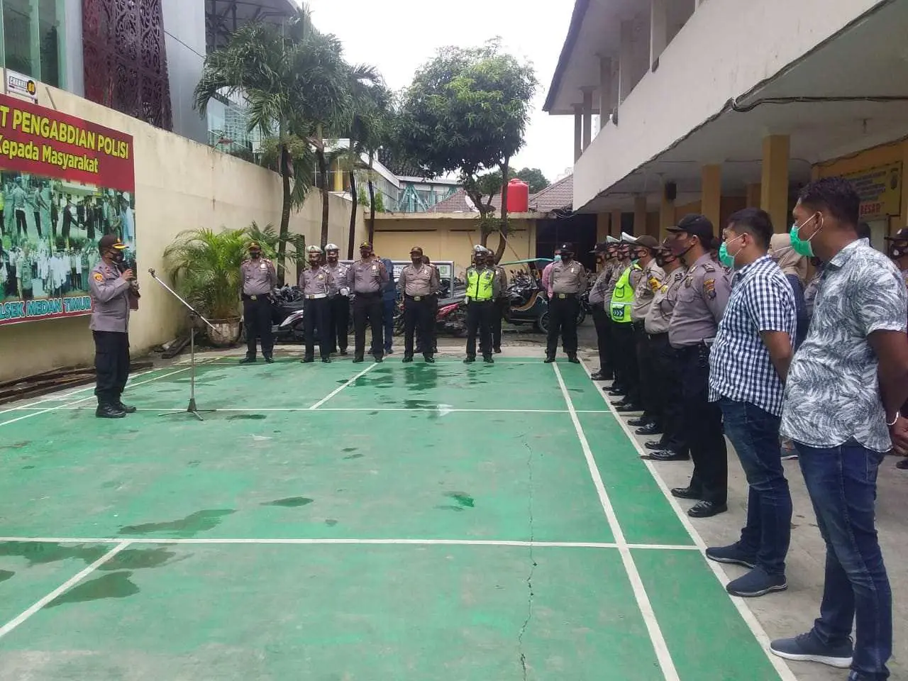 Kapolsek Medan Timur Berikan Cendramata kepada 3 Personil Yang Memasuki Masa Purna Tugas