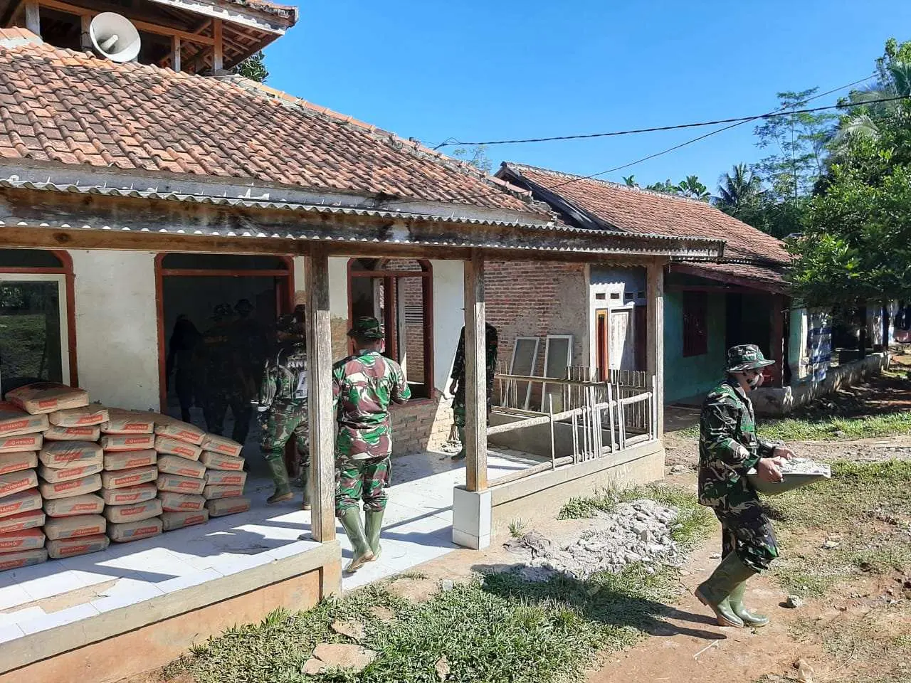 Satgas TMMD ke-109 Mulai Rehab Mushola Baitul Mu’min Kampung Cinyurup