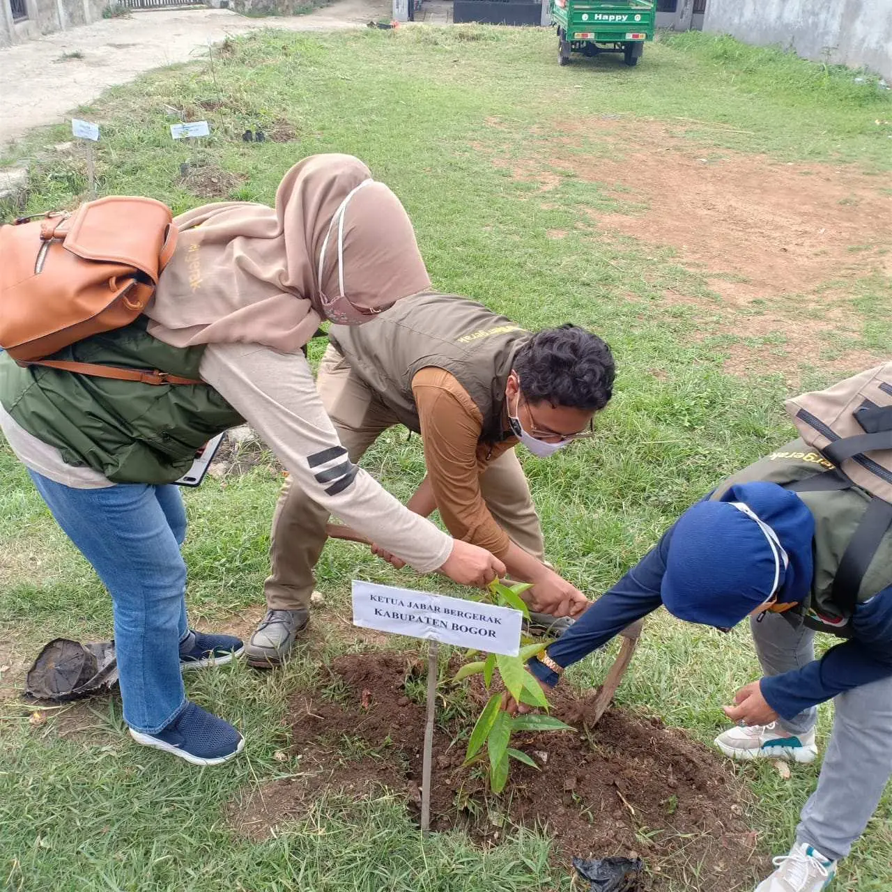 Hari Ozon Sedunia, Jabar Bergerak Kabupaten Bogor dan KWT Lentera Bagikan 1000 Bibit Pohon