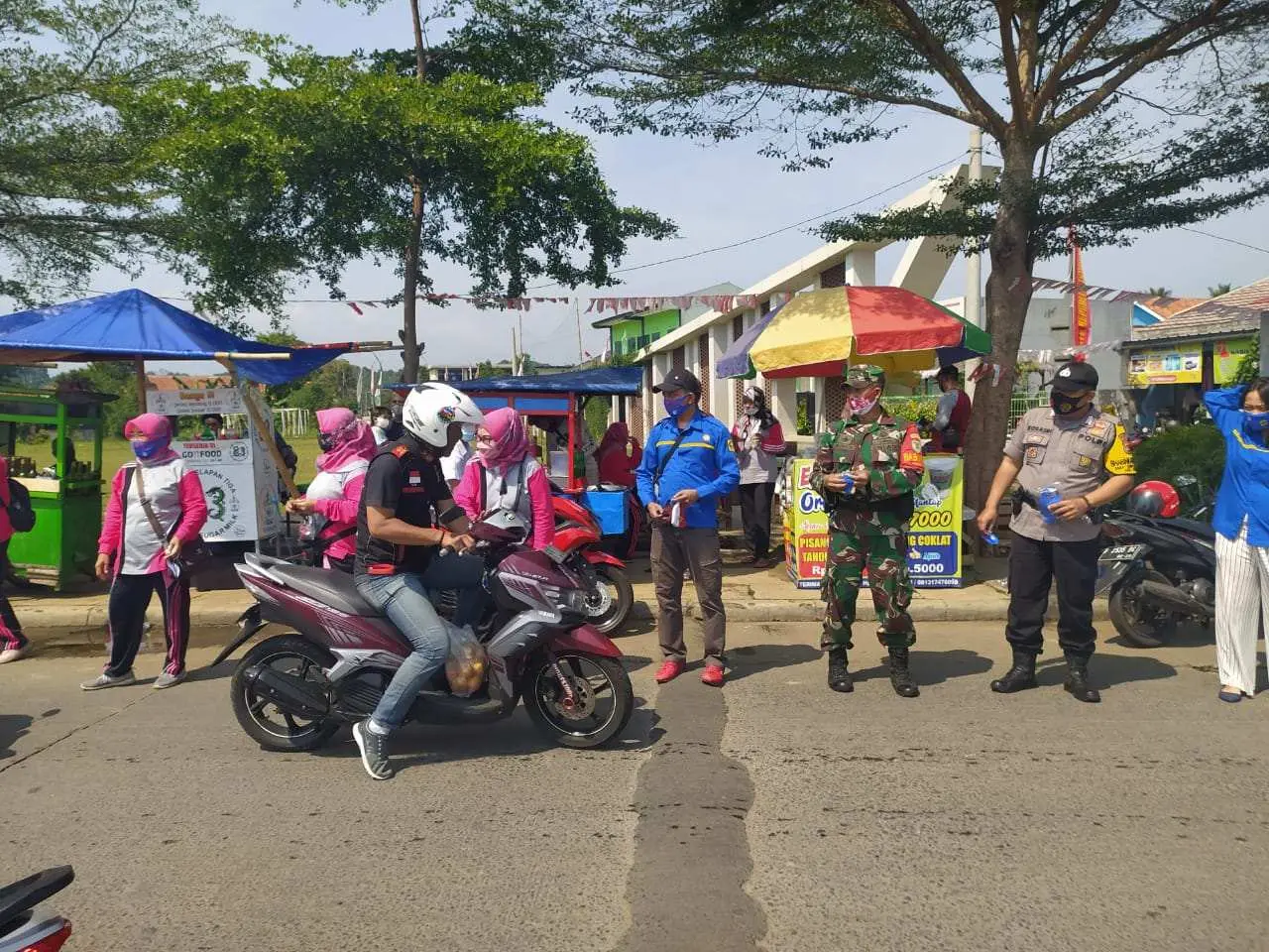 Libatkan TNI-Polri, Pemdes Semplak Barat Bagikan 3000 Masker Gratis