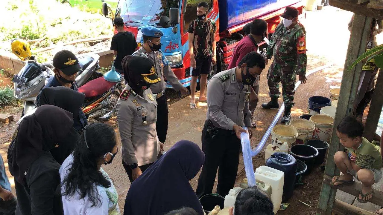 Bakti Sosial Polsek Babakan Madang Bantu Masyarakat Kekurangan Air Bersih