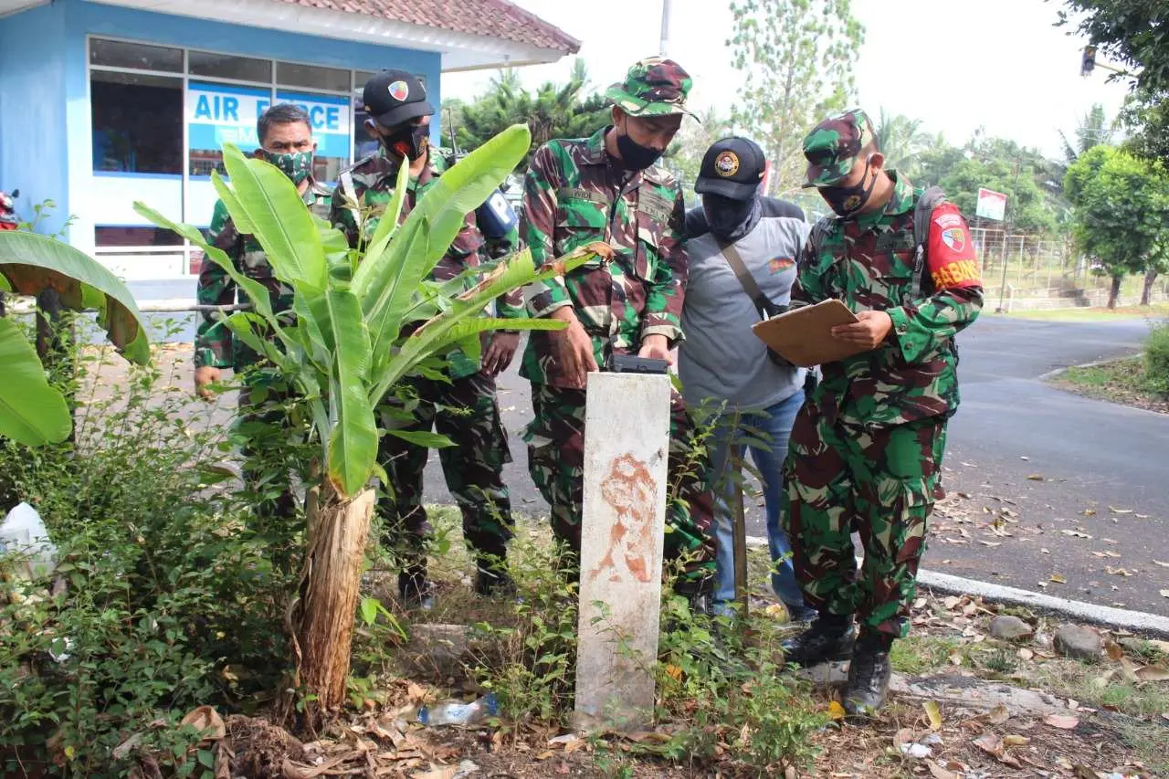 Prajurit Lanud JB Soedirman Laksanakan Operasi Patok Tapal Batas Wilayah