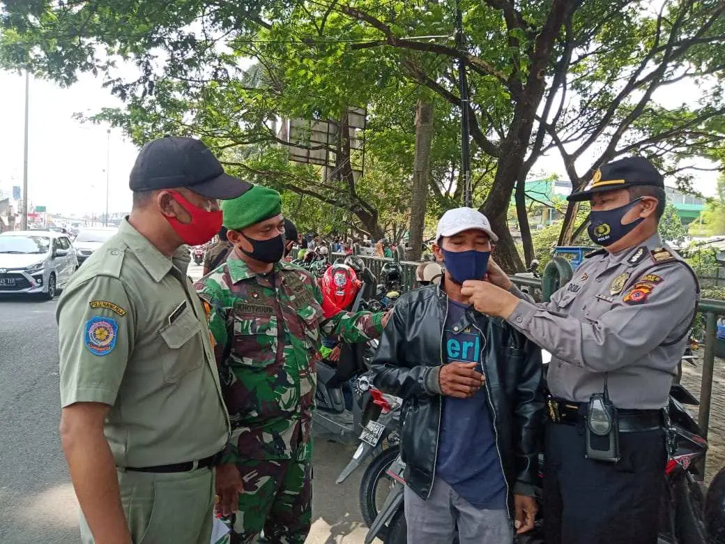 Polsek Cibinong Gandeng Koramil dan Satpol PP Lakukan Pendisiplinan Protokol Kesehatan 3M