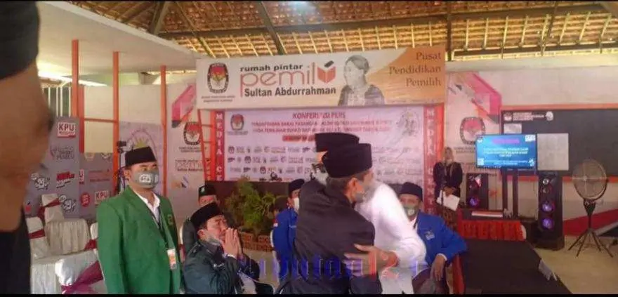 Detik-Detik Mengharukan, Ketika Ra Mamak Peluk Erat Kiai Ali Fikri Saat Mendaftar di KPU Sumenep