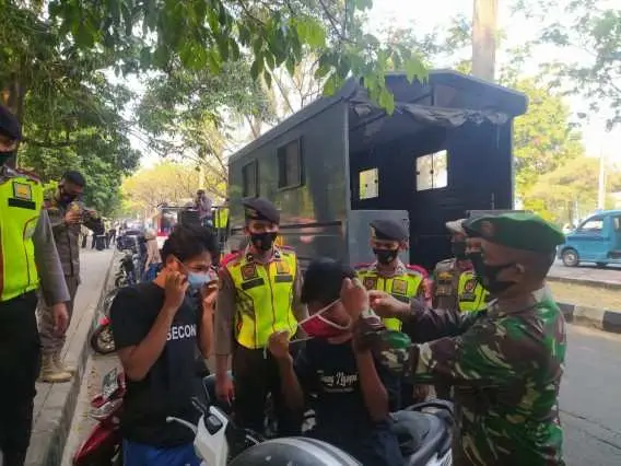 Tekan Penyebaran Covid-19, Kapolres Bogor Bersama Dandim 0621 Lakukan Gerakan Bermasker