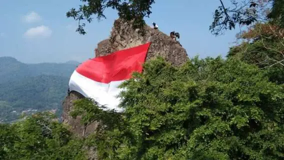 Bendera Merah Putih Raksasa Kembali Berkibar di Puncak Gunung Munara Rumpin