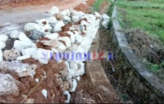 Proyek TPJ di Desa Gunung Kembar Diduga Siluman dan Terkesan Asal Jadi