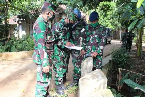 Prajurit Lanud JB Soedirman Adakan Operasi Patok Tapal Batas Wilayah