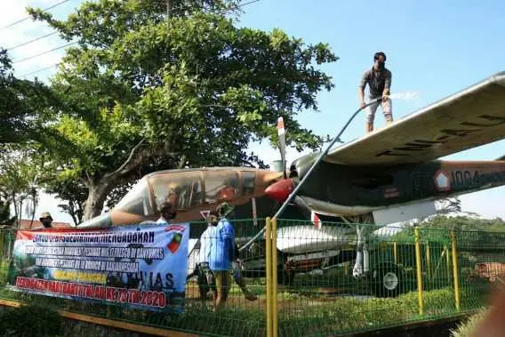 Jelang Hari Bakti TNI AU ke-73, Prajurit Lanud JB Soedirman Bersihkan Monumen Pesawat OV-10F Bronco