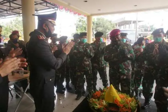 Lantamal III Berbondong-Bondong Bawa Tumpeng Datangin Polres Pelabuhan Tanjung Priok