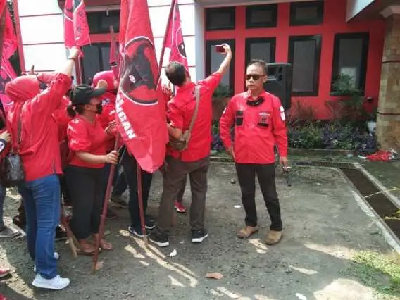 Kecam Aksi Pembakaran Bendera PDIP, Jonny Sirait Minta Kepolisian Menangkap Para Pelaku