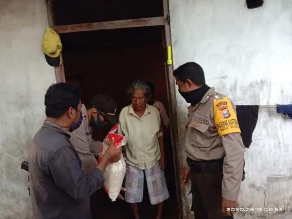 Kapolsek Sulabesi Barat Bersama Ketua HIPMA Bagikan Sembako kepada Janda Lansia Desa Wai Ina