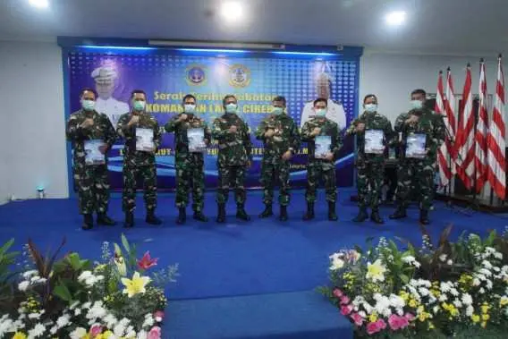 Penyerahan Buku Jejak Langkah Lantamal III Jakarta kepada Jajaran Danlanal