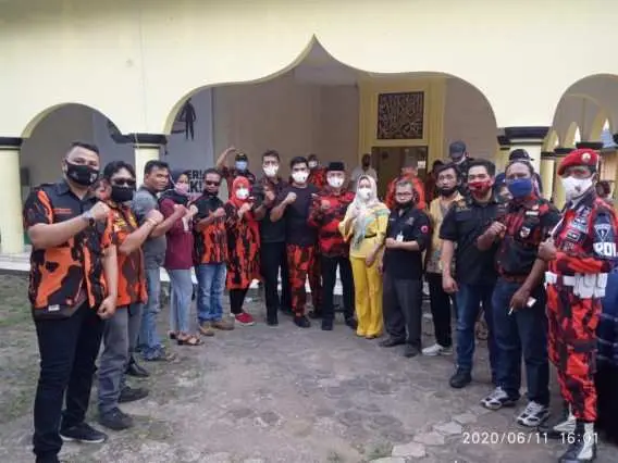 Peduli Dampak Covid-19, PP Kab. Bogor Lakukan Penyemprotan Disinfektan dan Bagi-bagi Sembako