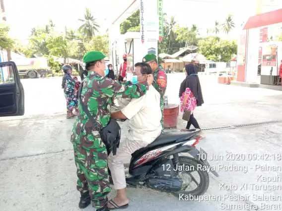 Sosialisasikan New Normal, Babinsa Kodim 0311/Pessel Bagikan Masker kepada Masyarakat